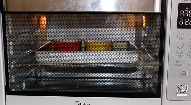 法式烤布蕾,静置十分钟之后，把烤碗放进装了温水的烤盘里。放入烤箱，中层，上下火，170度，25分钟左右。具体时间视容器的大小而定。以布蕾液凝固，表面形成焦斑为准。待凉后放入冰箱冷藏2小时，口感最佳