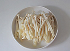 蚝油海鲜菇炒鸡丝,海鲜菇清洗干净，粗一点的可以从中间撕开。
