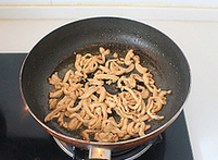 蚝油海鲜菇炒鸡丝,平底锅内放多一点的花生油，油热后下也腌制后的鸡丝快速滑散至变色后盛出。