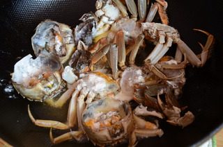 避风塘炒蟹,炒锅中倒油，稍微宽一些，7成热时放入螃蟹。