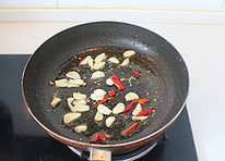 蚝油海鲜菇炒鸡丝,利用锅底余油，下蒜瓣和干辣椒炒出香味。