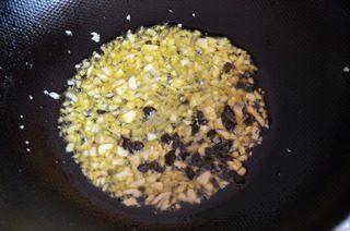 避风塘炒蟹,锅中留余油，放入姜蒜末和豆豉，小火炒出香味。