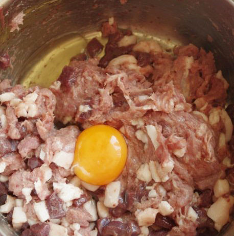 法式猪肝酱,最后加入一个鸡蛋，搅拌均匀
