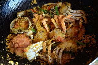 避风塘炒蟹,出锅前研磨一点黑胡椒碎拌匀即可。