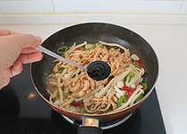 蚝油海鲜菇炒鸡丝,将海鲜菇出的水分炒的差不多变干时，下滑散的鸡丝，调入一大勺蚝油。