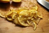 凉拌柠檬鸡丝,柠檬用盐擦洗表面，切片切丝都可以。