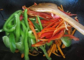 东坡五柳鱼,另起油锅，下姜末，煸胡萝卜丝到七成熟，倒入青红椒丝翻炒。