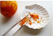 香橙海绵杯子蛋糕,橙皮用工具刮成细屑，注意不要刮到橙子白色的部分。
