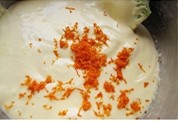 香橙海绵杯子蛋糕,将提前准备好的橙屑倒入蛋糊中。
