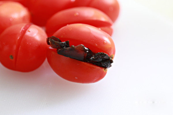 当番茄遇上乌梅,把乌梅碎酿进番茄里，放进冰箱冷藏2小时就可以取出食用了