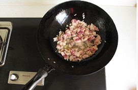 扁豆焖面 ,热锅凉油状态倒入腌制好的五花肉炒至肉变色。