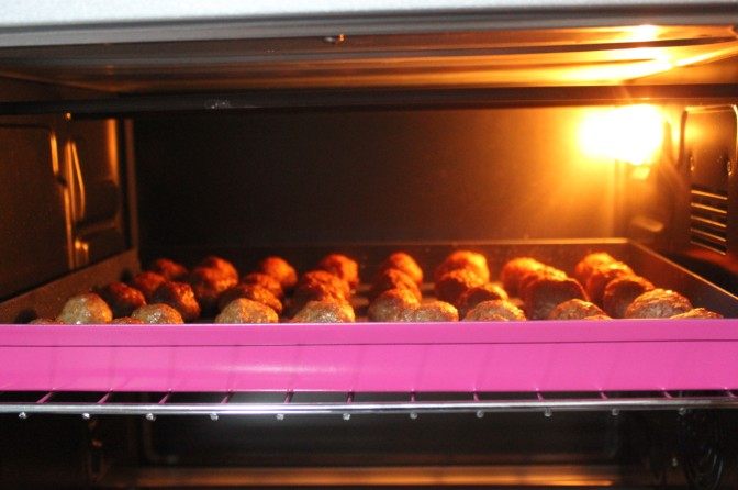 瑞典肉丸,烤箱预热200度，加热风，放进去后调为180度，中层，25-30分钟