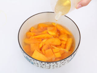 杨枝甘露,取出3个芒果去核切块倒入碗中，加入没过芒果的饮用水（也可加入冰块），再加入50ml蜂蜜。