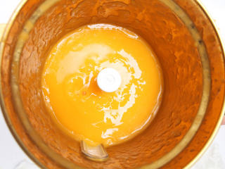 杨枝甘露,用料理把芒果打成芒果汁。