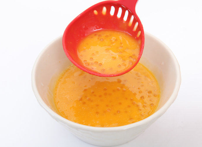 杨枝甘露,加入2勺打好的芒果汁（芒果汁与西米的配比为2:1最佳）。搅拌均匀，芒果西米浆就完成了。