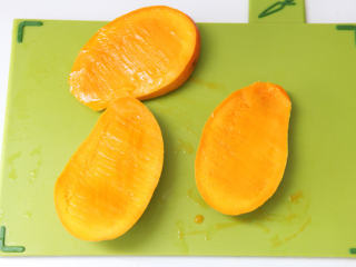 杨枝甘露,切好的芒果成三块，两瓣果肉，一瓣果核。