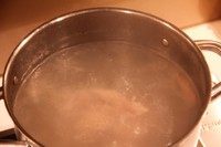 莲藕排骨汤,取一锅，放入焯过水的排骨，放入3-5片生姜，并加入适量的水没过排骨，大火烧开后转小火炖一小时左右。