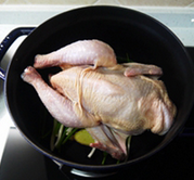 豉油鸡,把整鸡放进锅中，加入蒸鱼豉油和清水