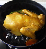 豉油鸡,隔几分钟就把鸡翻转一次，让鸡身各部位都着色入味，煮20分钟。