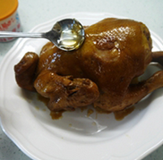豉油鸡,可在全鸡表面抹上一层麦芽糖静置。