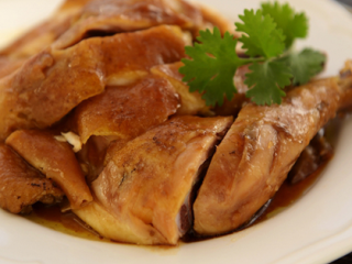 豉油鸡,取鸡斩块，锅中豉油汁可用作蘸料或直接淋在鸡块上上桌食用。