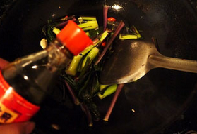 酸辣红菜苔,下盐和醋调味，继续炒2-3分钟到红菜苔变软即可出锅。