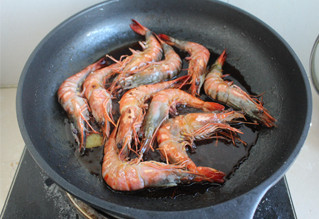 照烧虾,放入调料，盖锅盖，中火闷5分钟，让虾入味，最后大火收汁，让汤汁浓稠，能挂在虾上为止！