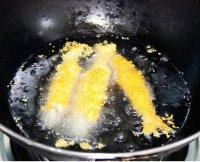 香脆小鱼,待炸得差不多的时候熟透且金黄色时捞出，等全部炸完后，油温烧到8成左右，把刚才炸过的鱼再倒进锅里大火迅速炸一遍，捞出冷却。
