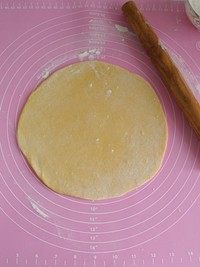 蔓越莓沙琪玛,饧好的面在揉约5分钟，然后将面团分成2份，取一份面团，用擀面杖擀成2mm厚的面饼。