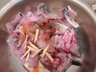 开胃鲜美鱼汤,先把鱼切片 用清水冲洗干净 然后放烧水酱油 盐 姜片腌制10分钟左右 让肉入味
