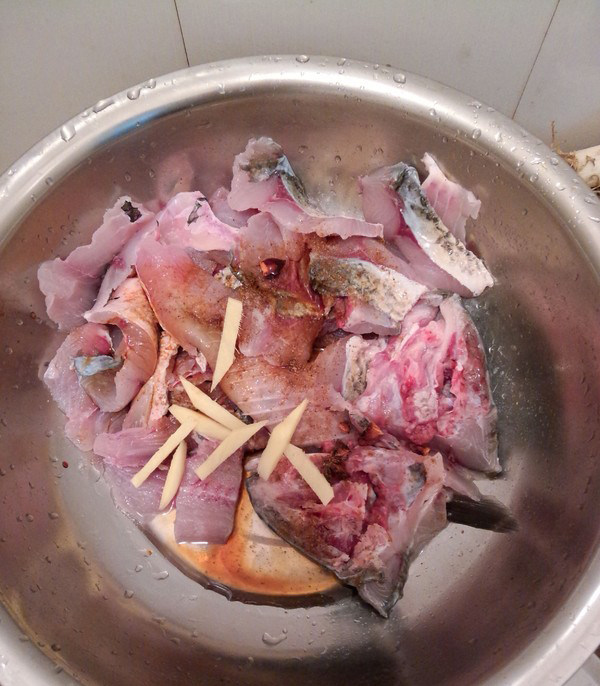 开胃鲜美鱼汤,先把鱼切片 用清水冲洗干净 然后放烧水酱油 盐 姜片腌制10分钟左右 让肉入味