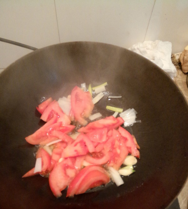 开胃鲜美鱼汤,热油 葱花爆香 放入番茄 煸炒出红油