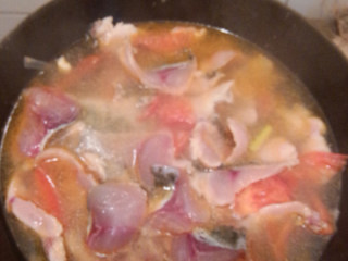 开胃鲜美鱼汤,把鱼片 一片一片放进锅里 待鱼片弯曲成形