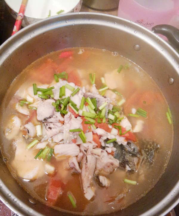 开胃鲜美鱼汤,放点盐 小辣椒 再煮一两分钟 然后撒上葱花 出锅