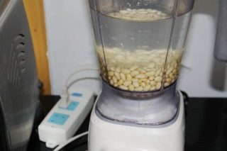 自制豆腐花,清洗干净黄豆后，加入800ML清水，放豆浆机中打成豆浆