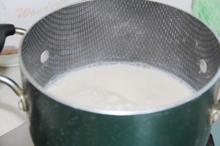 自制豆腐花,煮好的豆浆放凉至90度，倒入内脂水快速搅拌3秒钟