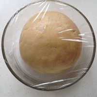 广式蛋黄莲蓉月饼,覆盖保鲜膜