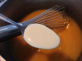带子南瓜汤,加两勺鲜奶油，搅拌均匀，加盐调味