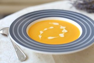 带子南瓜汤,吃的时候在汤里滴几滴奶油做点缀吧。