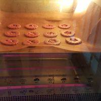 草莓玻璃心饼干,放进预热180℃的烤箱烤约8分钟既可，期间注意观察，灵活调整时间和温度，以免上色过深。