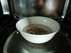 金丝蜜枣羹,把薏米用清水浸泡放入微波炉高火2分钟。