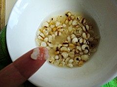 金丝蜜枣羹,薏米取出可用手碾压，能碾压成粉末就好了。