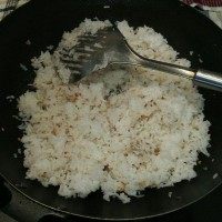 菲律宾甜猪排饭,放入米饭翻炒，炒到粒粒分明，盐调味，盛出来，保温。