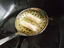 干炸响铃,锅内烧油至五成热，将油皮卷用漏勺轻轻放入锅中炸两分钟。