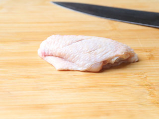 腐乳蒸鸡翅,将鸡翅解冻洗净，然后用厨房纸吸干水份，用刀在肉上划二刀