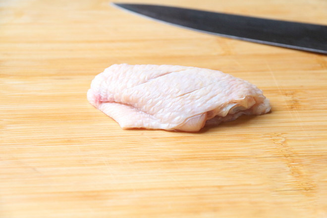 腐乳蒸鸡翅,将鸡翅解冻洗净，然后用厨房纸吸干水份，用刀在肉上划二刀