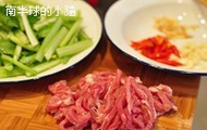 西芹泡椒炒肉丝,猪肉和西芹分别切细丝；姜蒜切碎备用