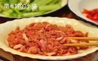 西芹泡椒炒肉丝,用腌肉料与肉丝拌均腌制片刻
