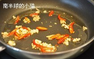 西芹泡椒炒肉丝,锅里下适量炒菜油，爆香泡椒，姜蒜和花椒粒