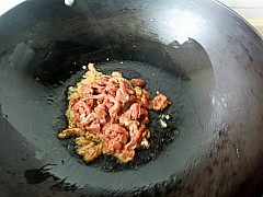 杭椒牛柳,炒锅到油烧热倒入牛肉翻炒变色盛出。